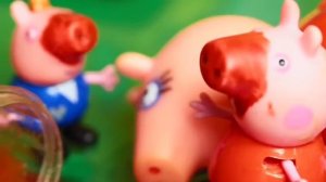 Свинка Пеппа Мультик с игрушками Мама Свинка упала со 2го этажа Доктор Барби лечит Peppa Pig