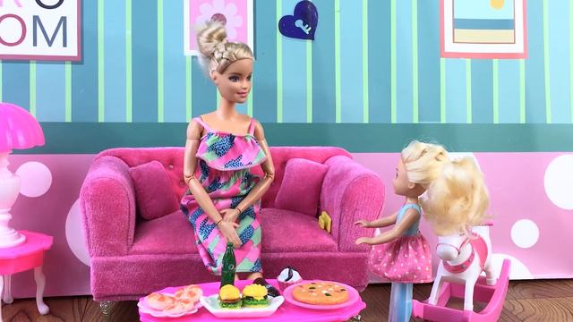 Barbie toy! Barbie doesn’t wash her hands before eating, Kelly criticizes her смотреть онлайн