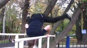 Стойка на плечах на гимнастических брусьях