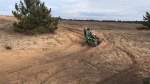 Мотокросс - прохождение поворота...