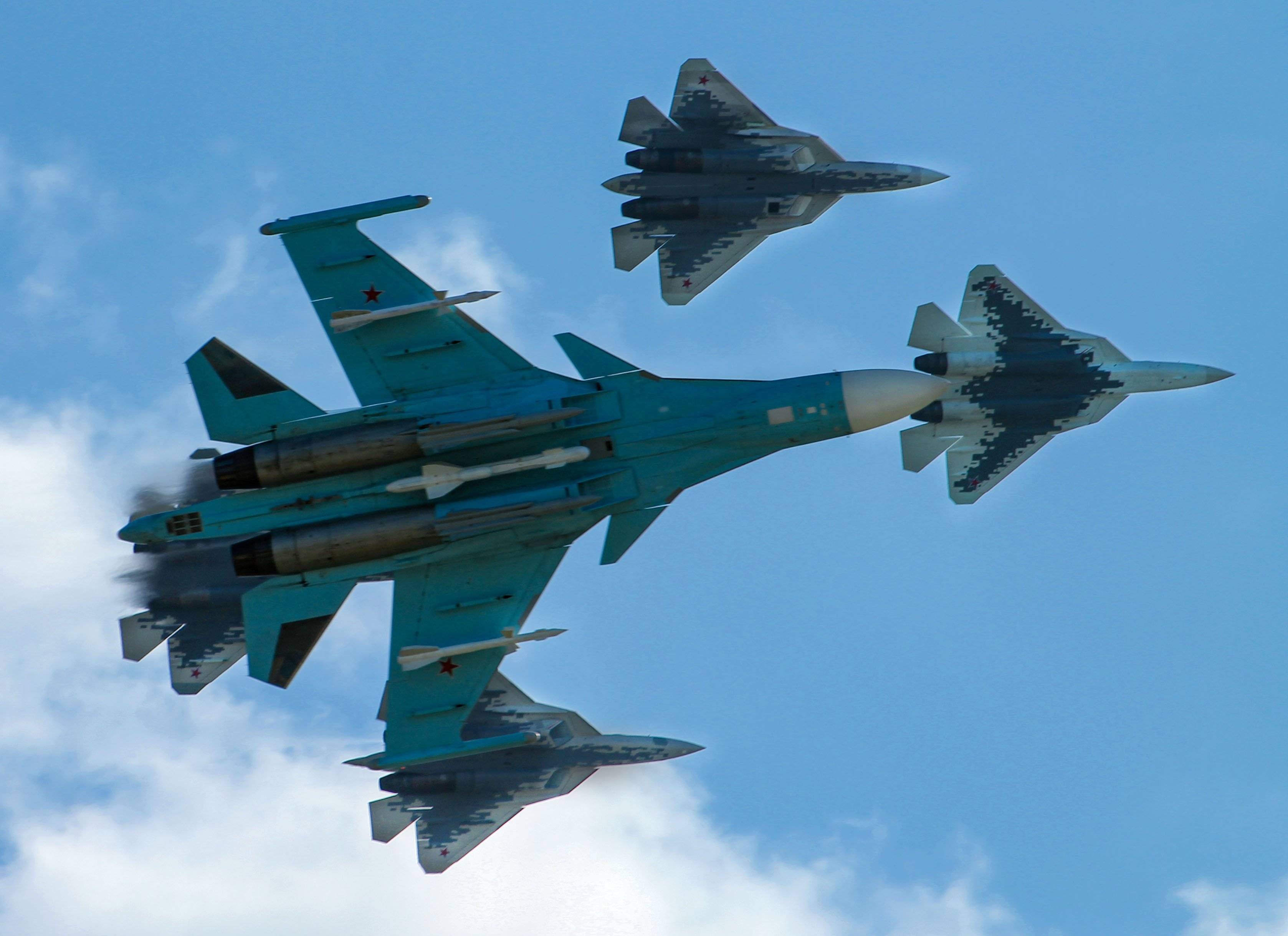 Самолеты сво россия. Су-34 истребитель. Су-34 бомбардировщик. Военный самолет Су 34. Су 57 и Су 27.