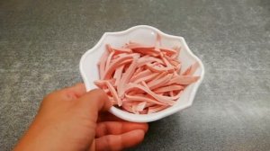 Салат с вареной колбасой.