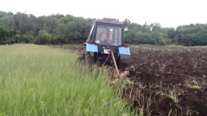 Пахота плугом ПЛН-3-35 с трактором МТЗ-80. Переделанный ПЛН-4-35 в работе. Запашка сидератов.