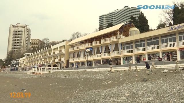 Кто делает каменные скульптуры на  центральном пляже?