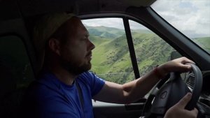 как ГАЗ Соболь 4x4 едет по легкому бездорожью в горах Кавказа