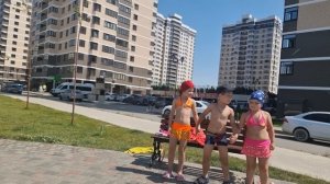 Мини танец возле фонтана от друзей 2021