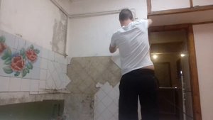 Демонтаж старой плитки.