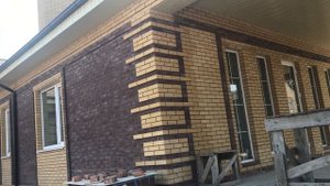 ОДНОЭТАЖНЫЙ ДОМ С ТЕРРАСОЙ, НАВЕСОМ И САРАЕМ, ПОД ОДНОЙ КРЫШЕЙ
