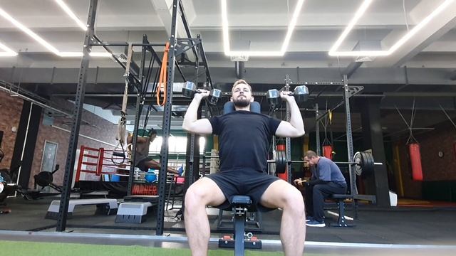 Жим гантелей сидя смотреть онлайн