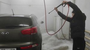 Правильная мойка автомобиля на мойке самообслуживания.
