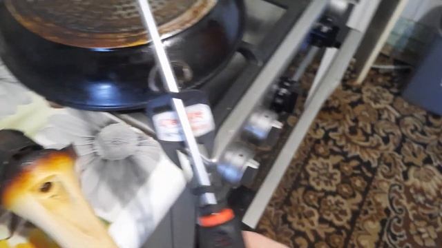 Как от сковородки открутить ручку. смотреть онлайн