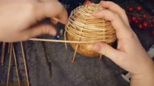 Новогодний шар. плетение из бумажных трубочек
