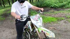 УЧУ ДРУГА КАТАТЬСЯ НА ПИТБАЙКЕ. ДЕЛАЕТ УСПЕХИ.