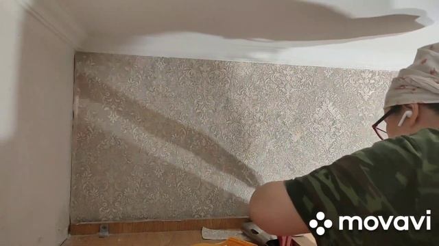 Как поклеить обои над шкафом