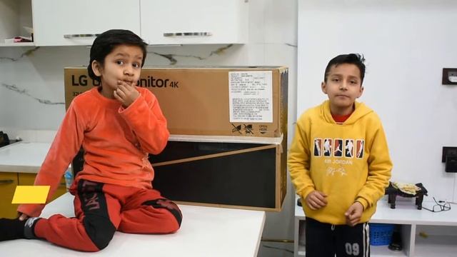 Unboxing of LG UL750 32'' Monitor смотреть онлайн