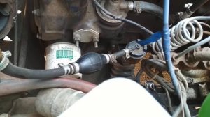 Груша для ручной подкачки топлива на ВАЗ 2107.