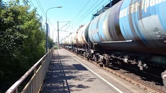 Тепловоз 2ТЭ25КМ-0225 с грузовым поездом смотреть онлайн