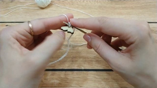 Простой пояс для куклы крючком с пуговицей смотреть онлайн