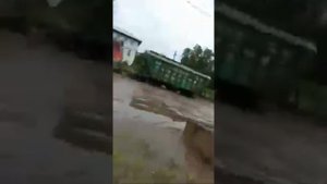 поезд едет по воде )))