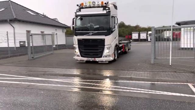 TruckBox GmbH in Mendig Auslieferung von Volvo FH 500 BDF. смотреть онлайн