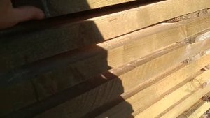 Как хранить свежие доски на участке.