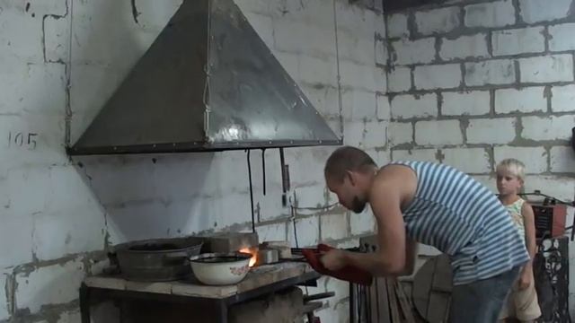 Живем на земле. Выпуск 6. Кузница. Закалка ножа из подшипника в масле.