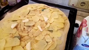 Картофельный пирог из сырой картошки с лаврушкой