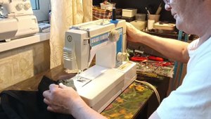 Новый лайфхак снова трикотажный(безоверлочный) шов и сюрприз смотреть видео