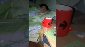 Спит с ОТКРЫТЫМИ ГЛАЗАМИ, потом просыпается