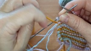 Вяжем спицами из остатков пряжи. Смена нити