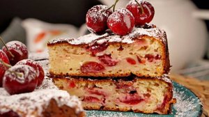 Добавим ягод для вкуса и красоты.
ТВОРОЖНАЯ ЗАПЕКАНКА С ЧЕРЕШНЕЙ