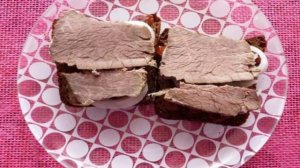 Бутерброд с отварным мясом и вялеными томатами