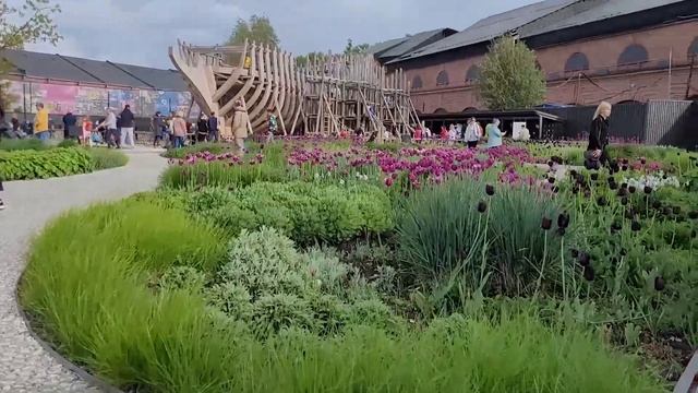 Остров Новая Голландия в начале лета в Санкт-Петербурге смотреть онлайн