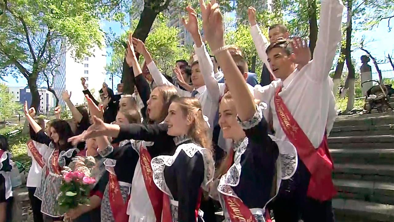 В российских школах звенит последний звонок