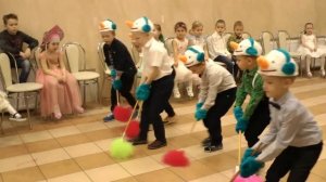 "Марш снеговиков" (старшая группа). Детский центр "РУЧЕЁК" (Новый год 2017)