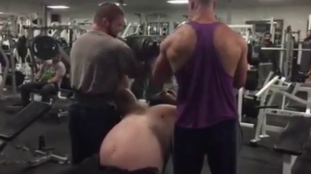 Эд Холл ( Англия ), жим под углом гантелей по 100 кг на 4 раза в конце тренировки ! смотреть онлайн
