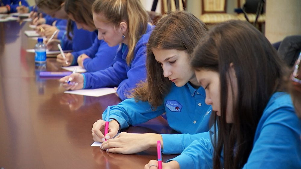 Воспитанники "Артека" собирают оливки для участников СВО / События на ТВЦ