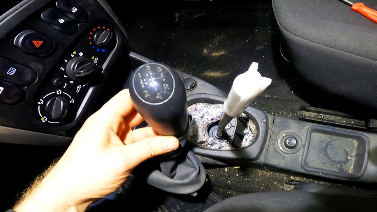 Снимаем ручку МКПП Nissan Almera 2012-2018год смотреть онлайн