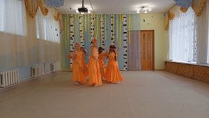 Танец с гирляндами