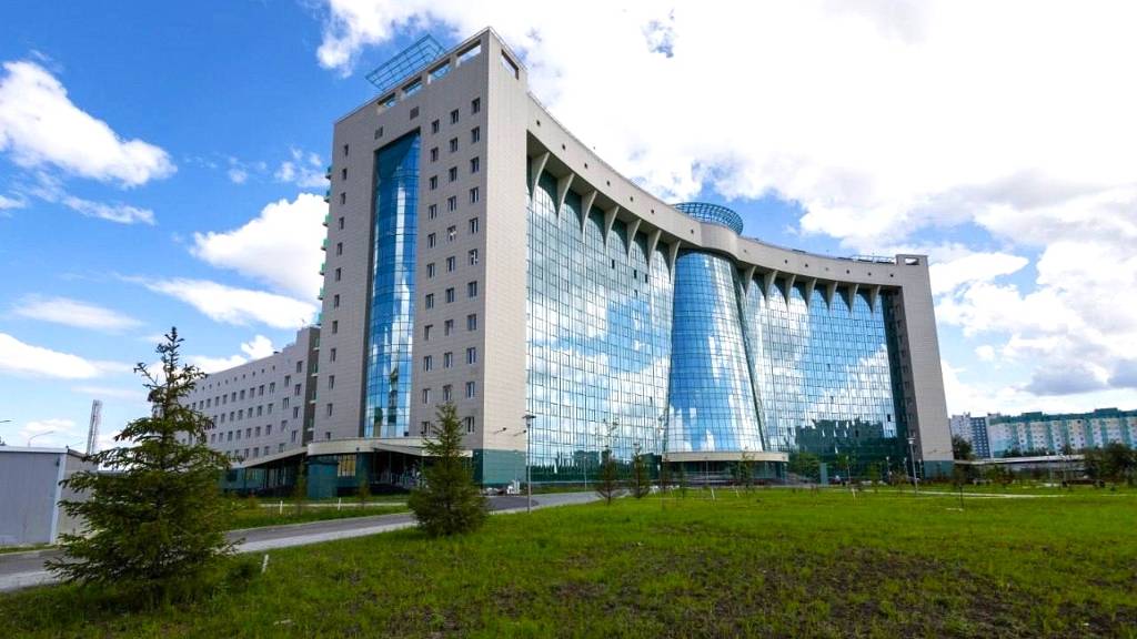 В Нижневартовске начала прием пациентов окружная клиническая больница