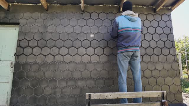 Декоративная штукатурка соты с помощью трафарета!