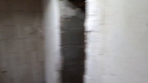 Вертикальная укладка плитки на стену в ванной комнате.