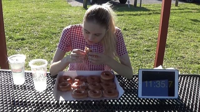 50 Krispy Kreme Donuts Challenge (5.4 lb) смотреть онлайн