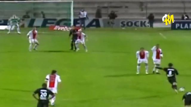 ЖУНИНЬО ПЕРНАМБУКАНО - Король Штрафных Ударов . Он забивал их так же легко как и пенальти смотреть онлайн