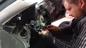 Как снять рулевую колонку Ford Focus 1 седан американец. #RAZNOBOY #FordFocus1 #фордфокус1