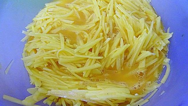 Картофельная запеканка с ветчиной и сыром на сковороде