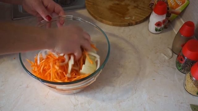 Сочная горбуша под сметаной с овощами в духовке