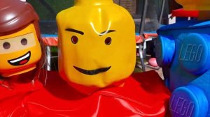 Катя и Макс построили собачке домик из цветными кубиков