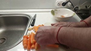 Объедение!Конина, нашпигована морковью и чесноком и запечённая в духовке!