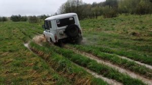 стоковый уаз на военных мостах по грязи